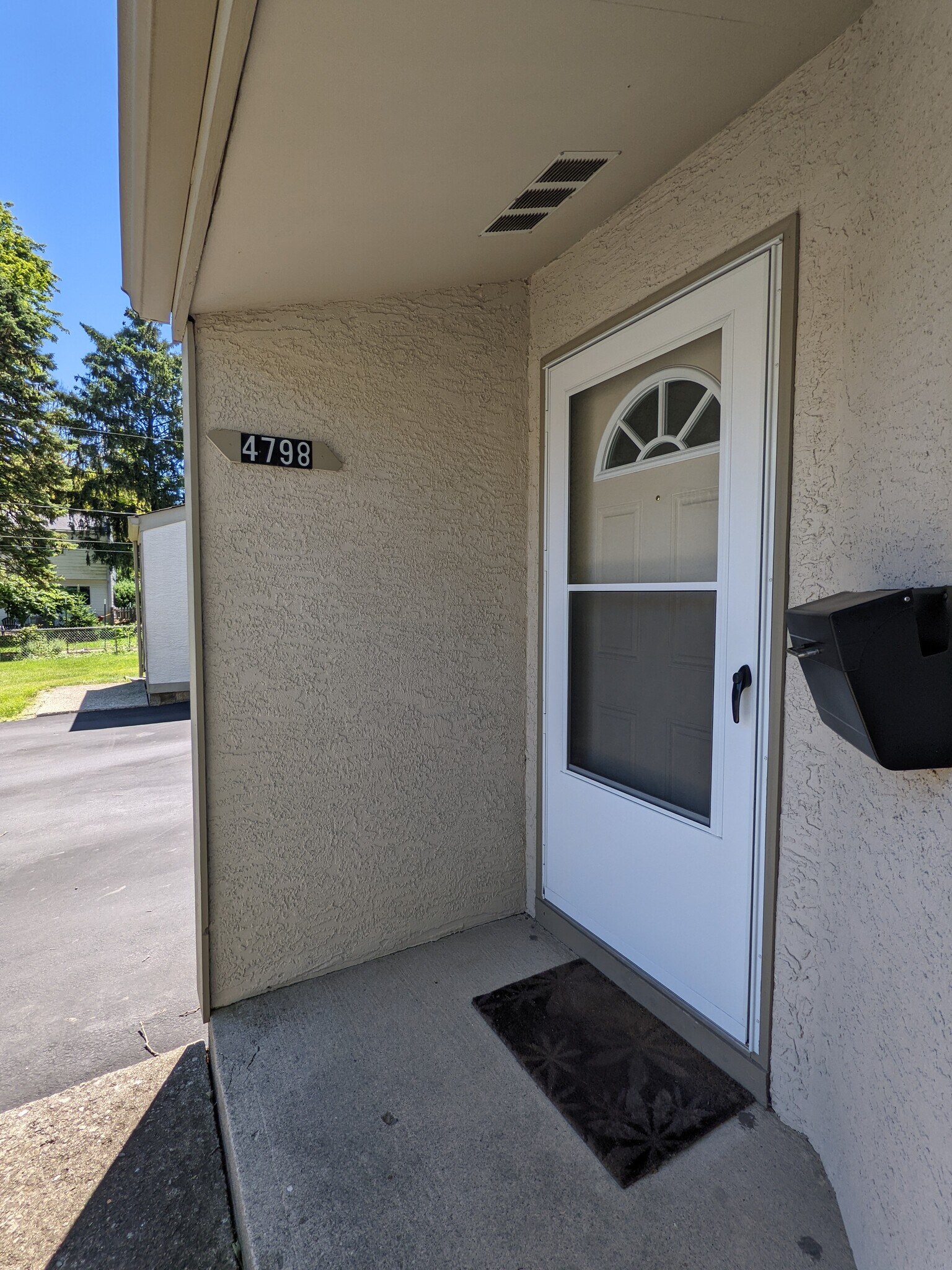 Front door entryway - 4798 Moreland Dr W