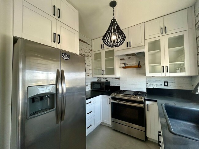 Building Photo - 7th Floor Studio Condo in Historic Buildin...