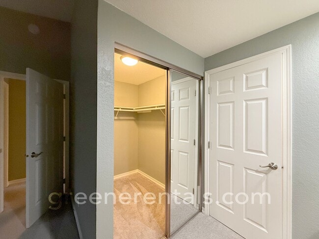 Building Photo - 2BR/1.5BA 3rd Floor Condo Overlooking Sinclair Inlet