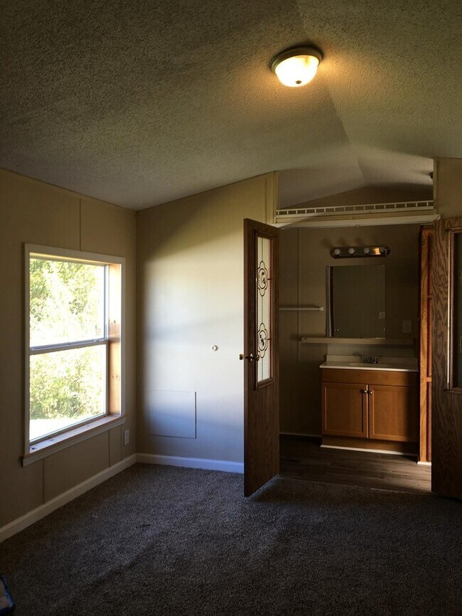 Building Photo - 278 W 375 N