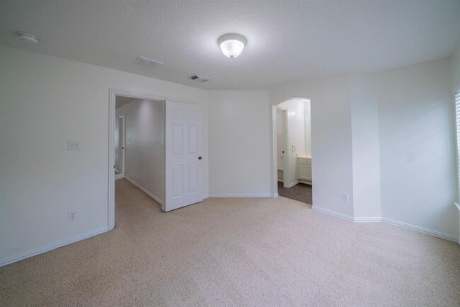 Building Photo - 1415 Sue Barnett Dr