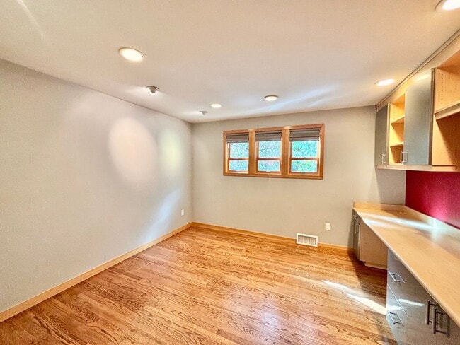 Building Photo - Stunning Mountain View Mid-Century Home in Prestigious Clyde Hill