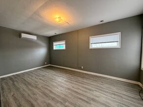 Building Photo - N 14th St Triplex