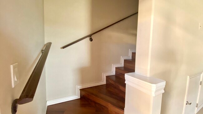 Building Photo - 1213 E Camellia Ave