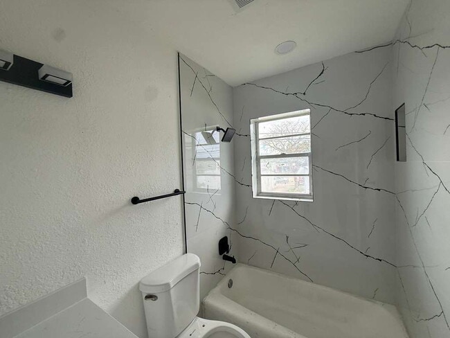 Building Photo - Modern 2-Bedroom | New Kitchen, Bath & Til...