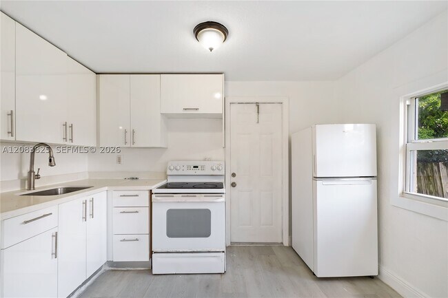 Building Photo - 5714 NW 21st Ave