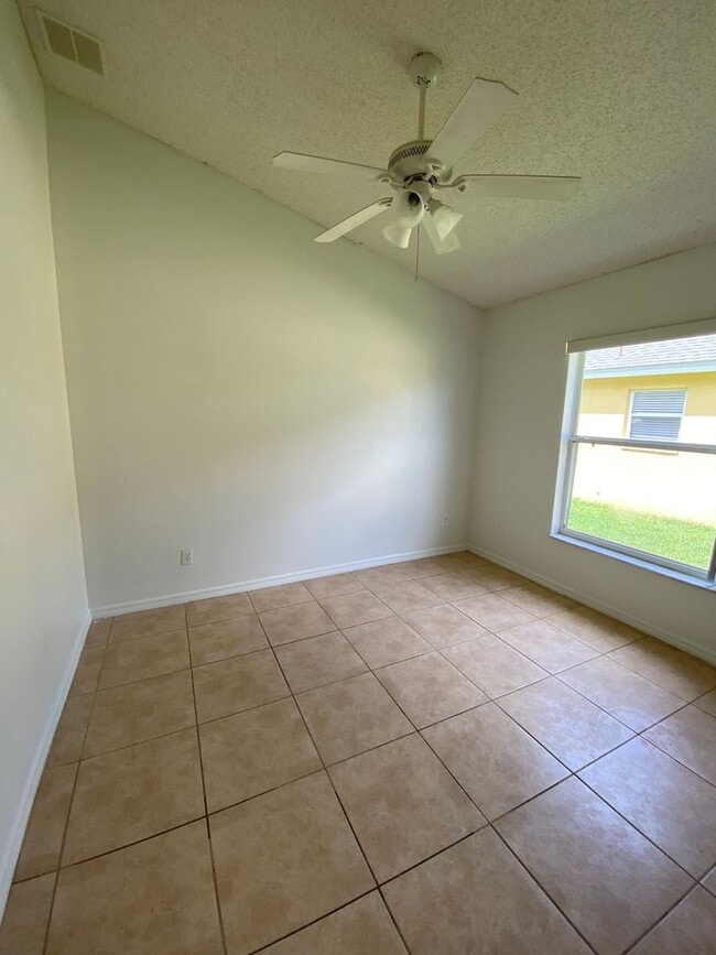 Building Photo - Great 4 Bedroom 3 Bathroom Pool Home in Indian Creek