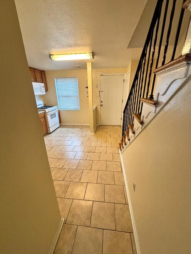 Building Photo - 1769 Village Green Dr