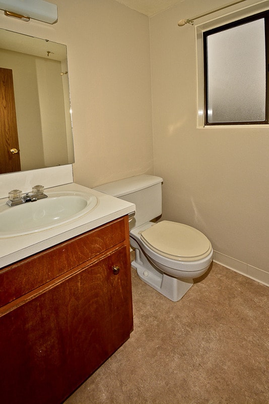 Building Photo - 2 bedroom 1.5 bath with a carport & backyard