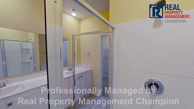 Building Photo - Beautiful and Spacious End Unit Townhouse