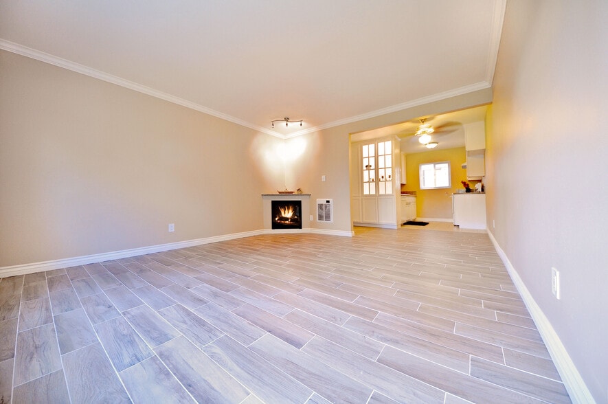 Building Photo - Walnut Grand