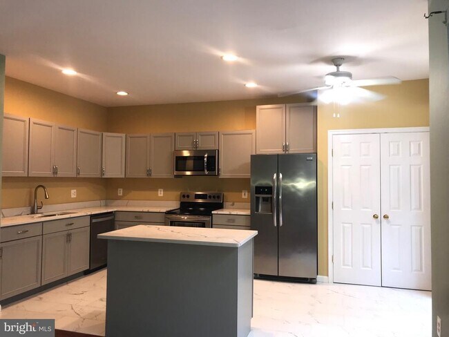 Building Photo - 15707 Palermo Terrace