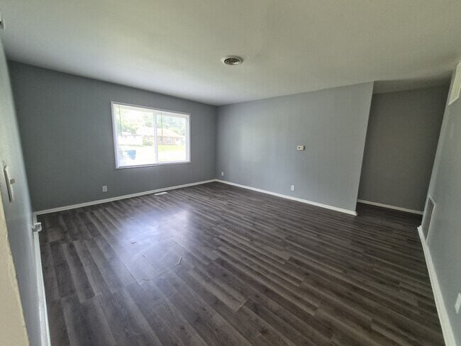 Building Photo - 3921 Malibu Dr