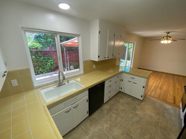 Building Photo - 301 Lacour Way