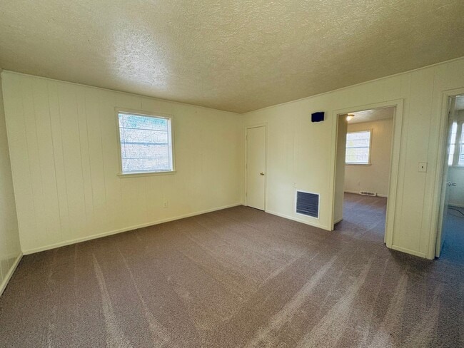 Building Photo - Affordable Apartment (Edgar Street)