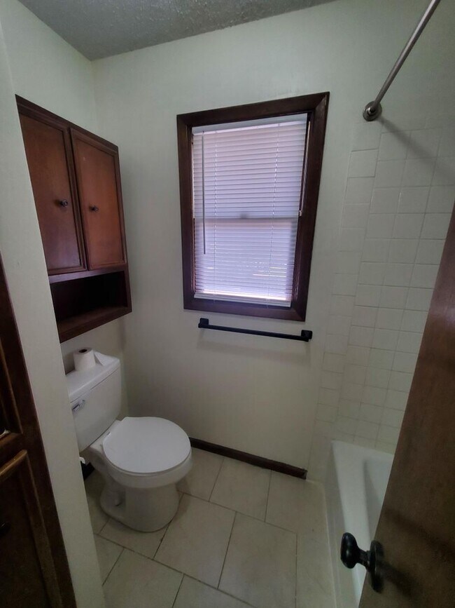 Building Photo - Spacious Derby home in Beautiful Mature Tr...
