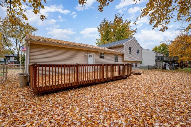 Building Photo - Inviting home with private fenced yard for pets