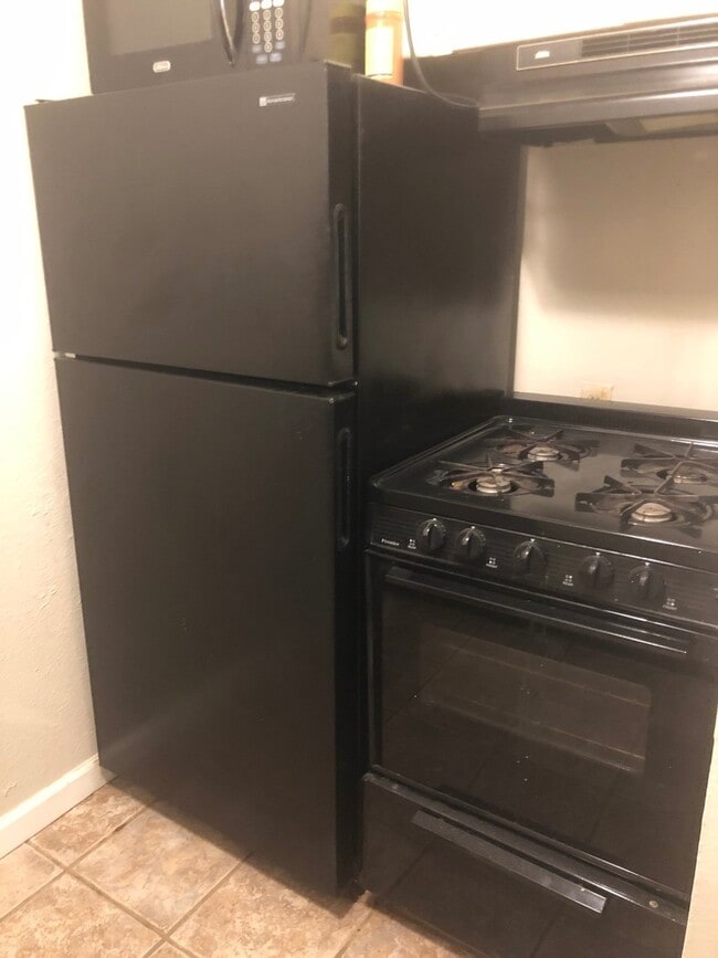 Building Photo - August Prelease : Hyde Park 2 bed/1 bath Condo, New Paint and Updated Bathroom!