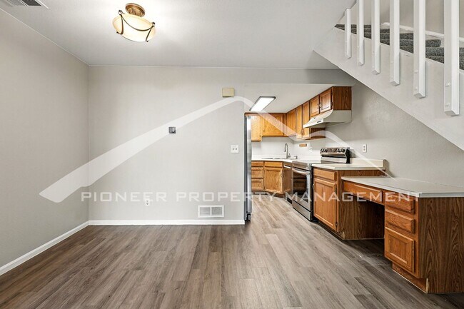 Building Photo - Spacious Condo with Washer/Dryer and Centr...