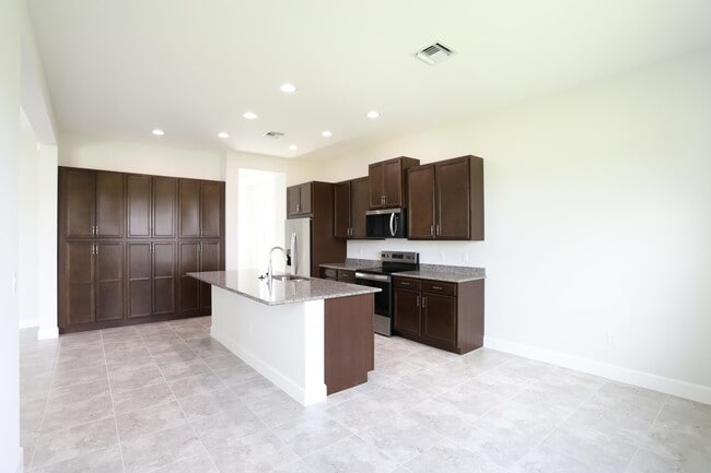 Building Photo - 15192 Wildwood Cir