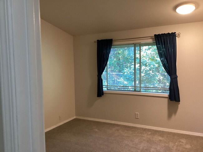 Building Photo - Comfort, Convenience & Charm in the Heart ...