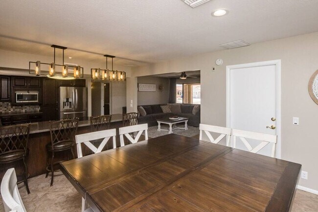 Building Photo - 4 Bedroom Pool Home Located Downtown