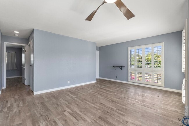 Building Photo - Discover this top-floor, two-bedroom, one-...