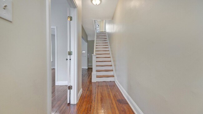 Building Photo - 720 Gresham Pl NW