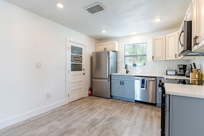 Building Photo - Fully Renovated Beachside Beauty – Walk to...