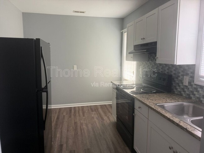 Building Photo - 700 Pinehaven Dr