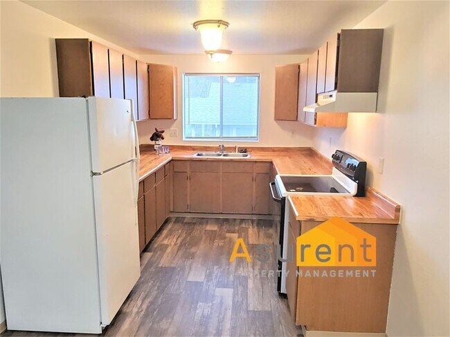 Building Photo - Great Apartment Available Soon!