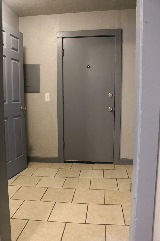 Building Photo - Spacious House for Rent in the Heart of Tu...
