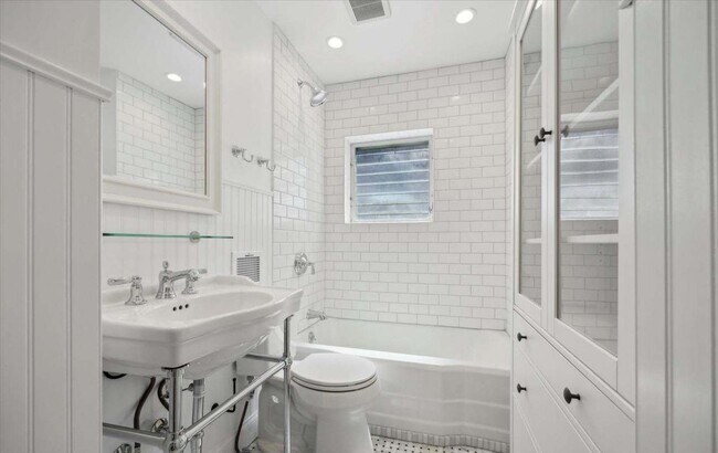 Building Photo - Bright and spacious 4-bedroom