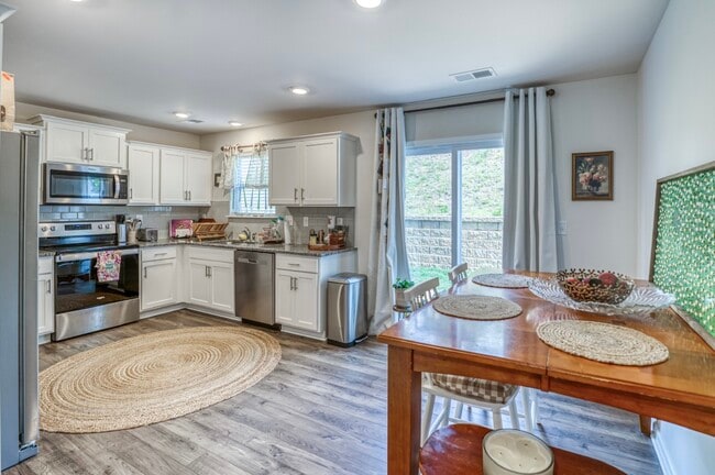 Building Photo - 8 Chambers Garden Dr