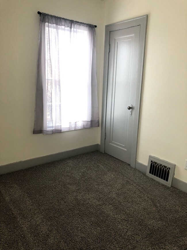 Building Photo - 4 bed 2 bath single family home