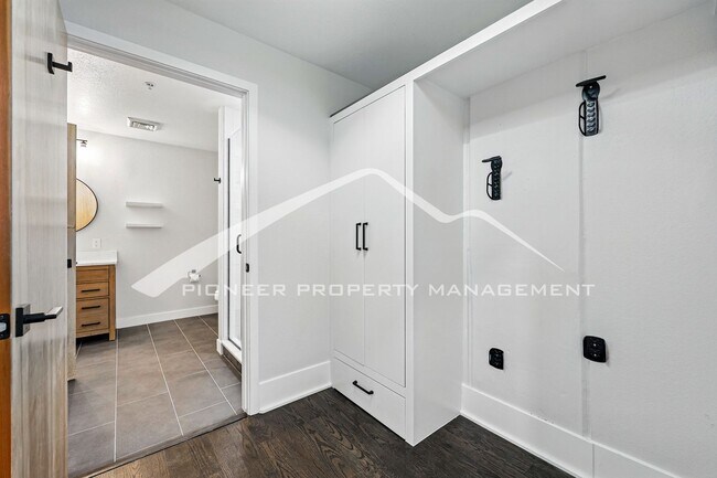 Building Photo - Spacious LoHi Condo with Washer/Dryer and ...