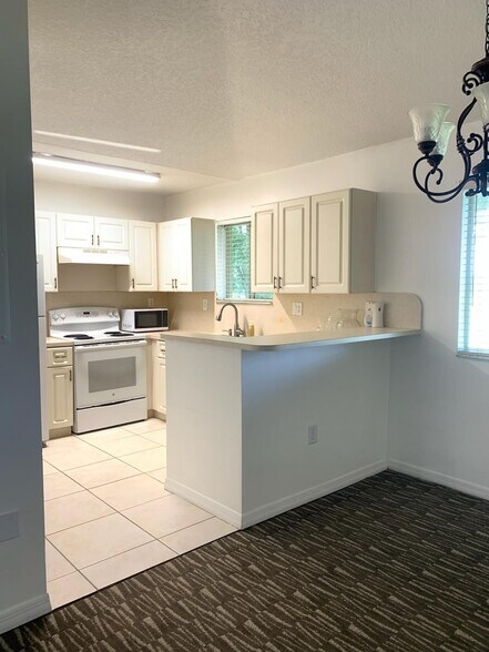 Building Photo - 980 NE 33rd Ter