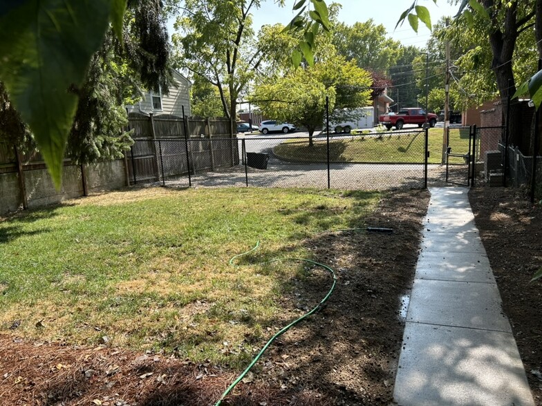 6' Fenced in Back Yard - 1228 Cherokee Rd