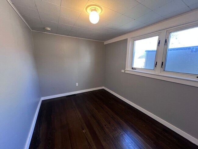Building Photo - Adorable 2 bedroom with a bonus room!