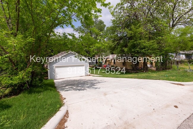 Building Photo - 4 Bedroom 2 Bath + Updated