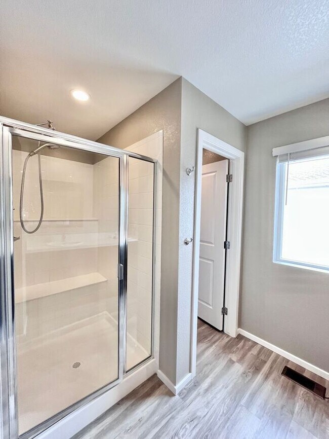 Building Photo - Charming Two-Story Home for Rent in the De...