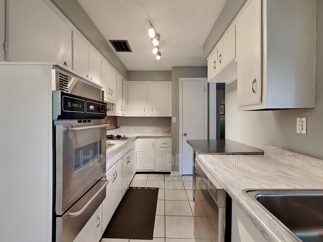 Building Photo - 1962 Shady Oak Dr