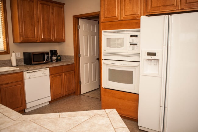 Building Photo - 4 Bedroom Townhome in South Richland