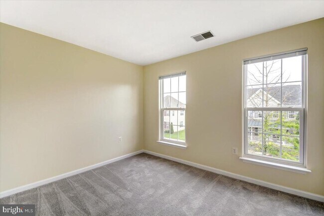 Building Photo - 240 Davis St