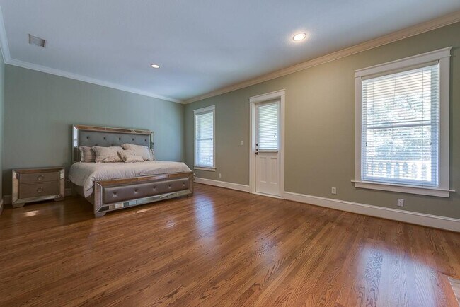 Building Photo - 2624 Thomas Ave