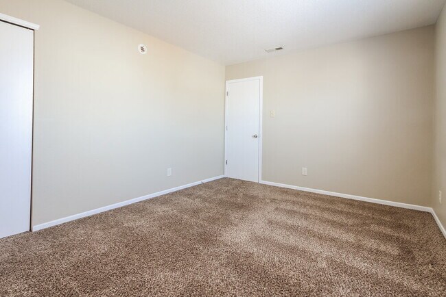 Building Photo - 2832 Ludwig Dr