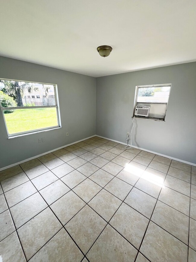 Building Photo - Zephyrhills Ground Floor (1BR/1BA) Duplex ...