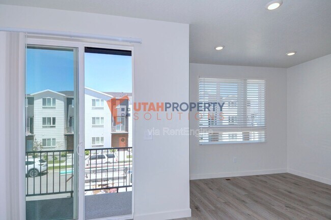 Building Photo - 974 W 500 S