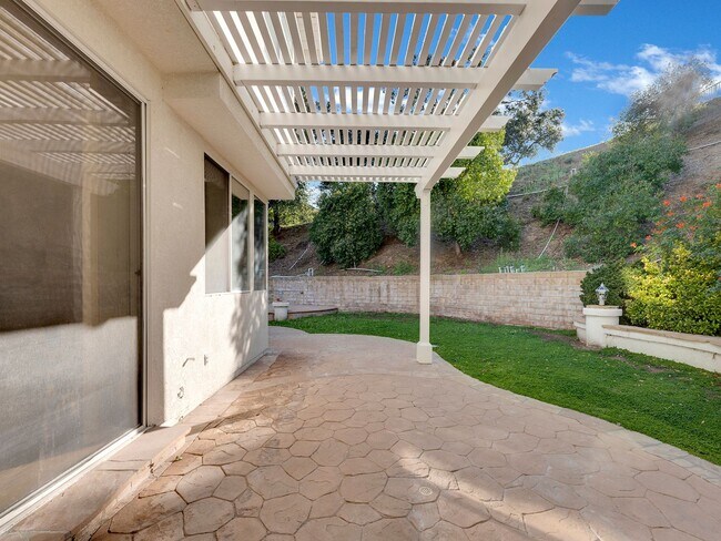 Building Photo - Spacious Newbury Park Rental | Grand Entry, Bonus Room & Covered Patio