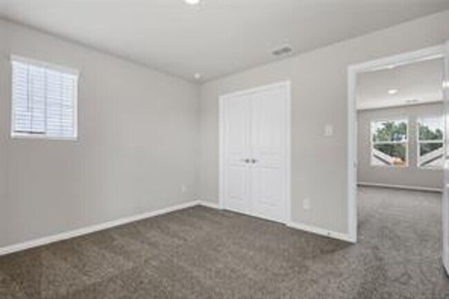 Building Photo - Spacious 3BR/2.5BA Home Near Parks, Dining & Community Pool